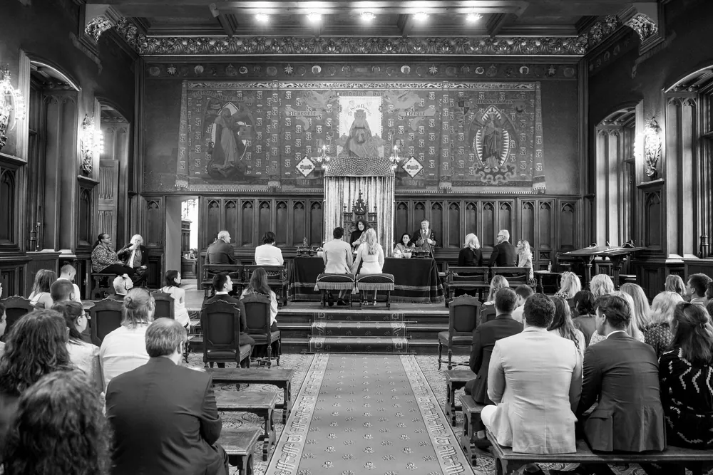 La salle des mariages de l'Hôtel de Ville de Bruxelles pendant la cérémonie, en noir et blanc
